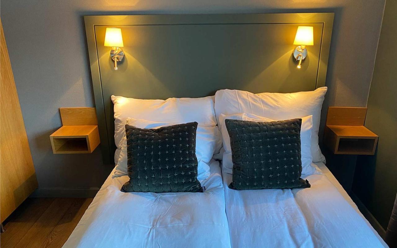 One-Bedroom Apartment with Balcony and Mountain View,1079865646:JPEG