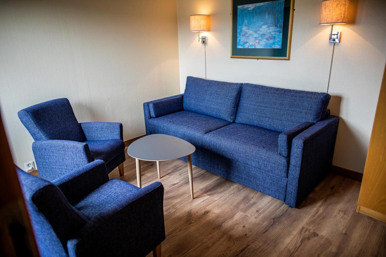 Superior Family Room,1084369507:JPEG