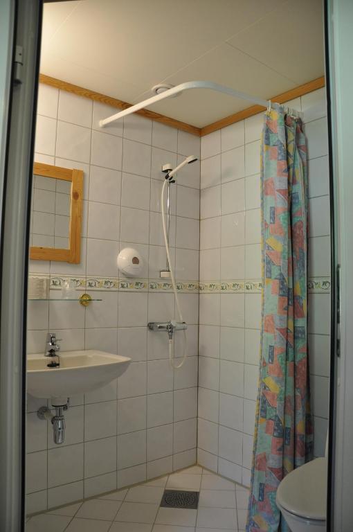 Tweepersoonskamer met 2 Aparte Bedden en Eigen Badkamer