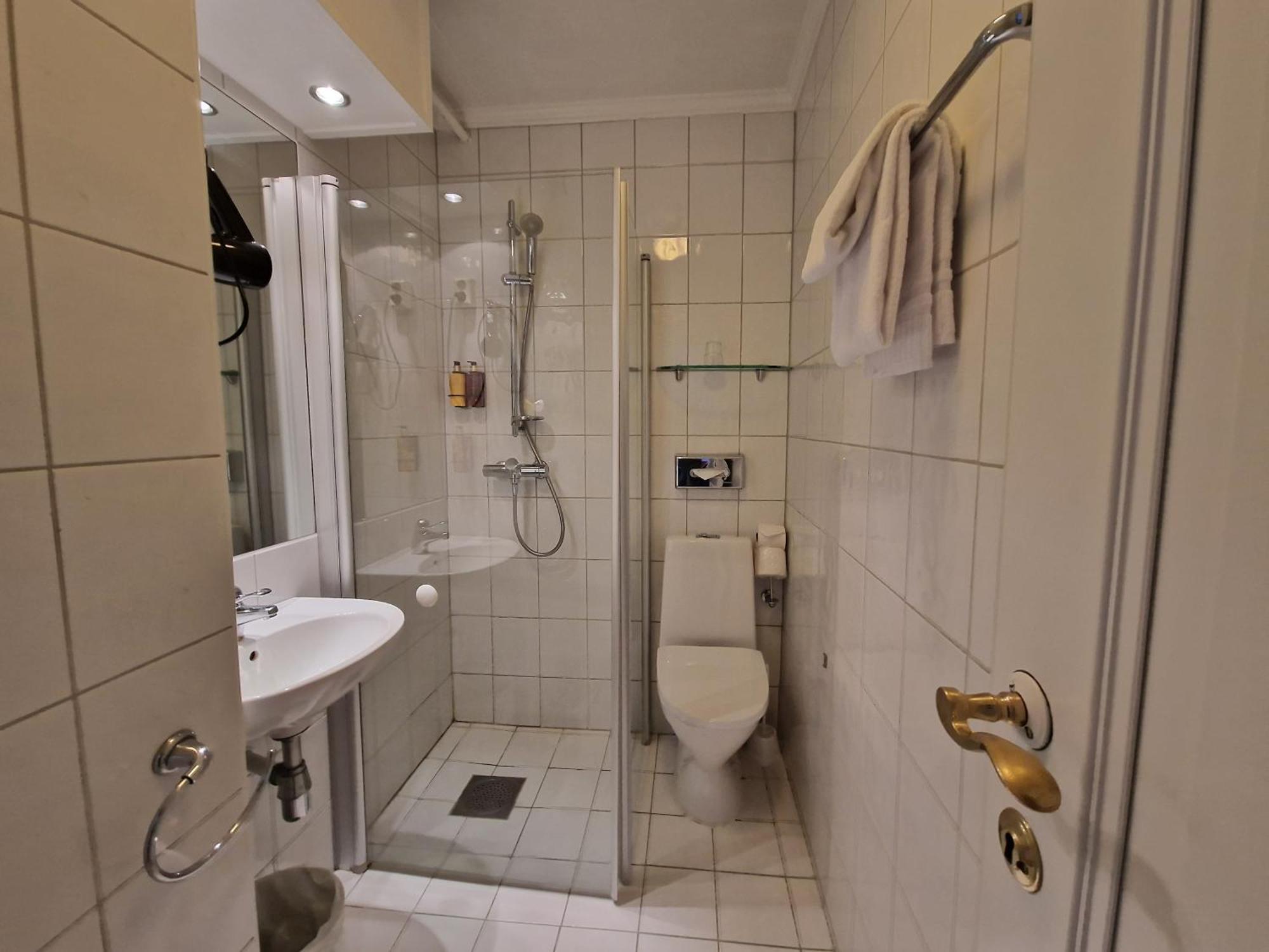 Single Room with Mountain View,1542407509:JPEG