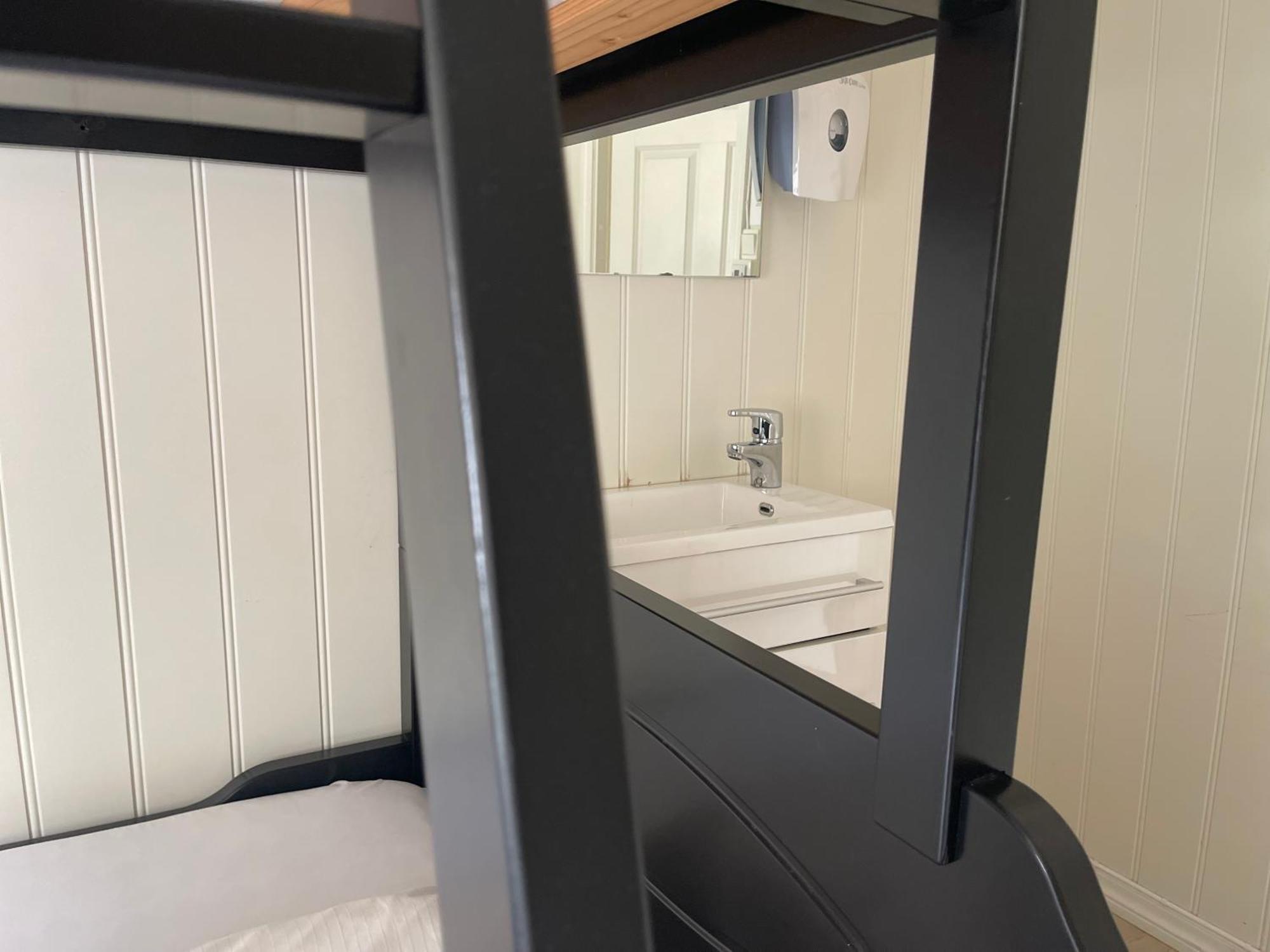 Chambre Lits Jumeaux avec Salle de Bains Commune