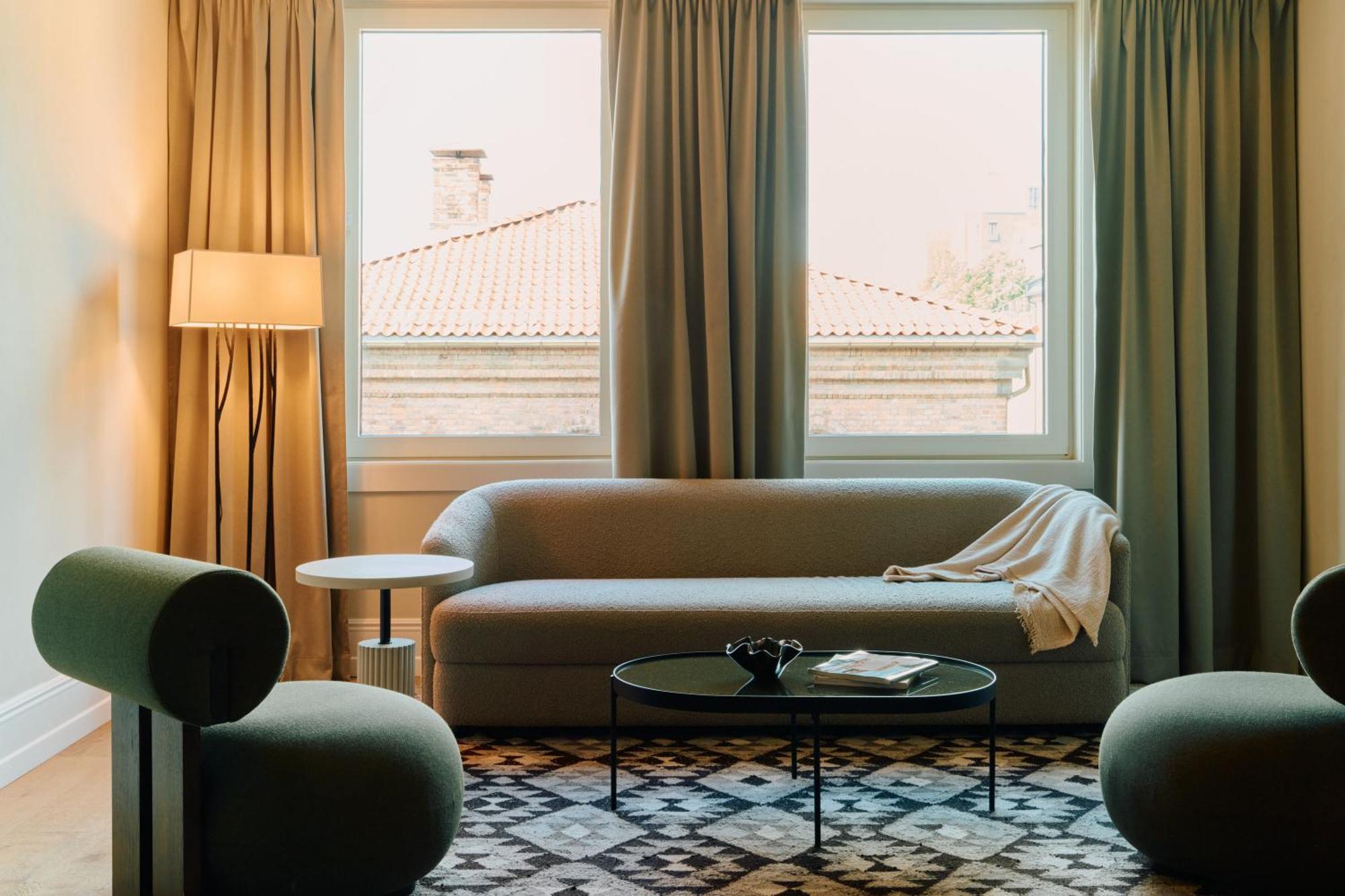 Deluxe Suite with City View,1613482336:JPEG