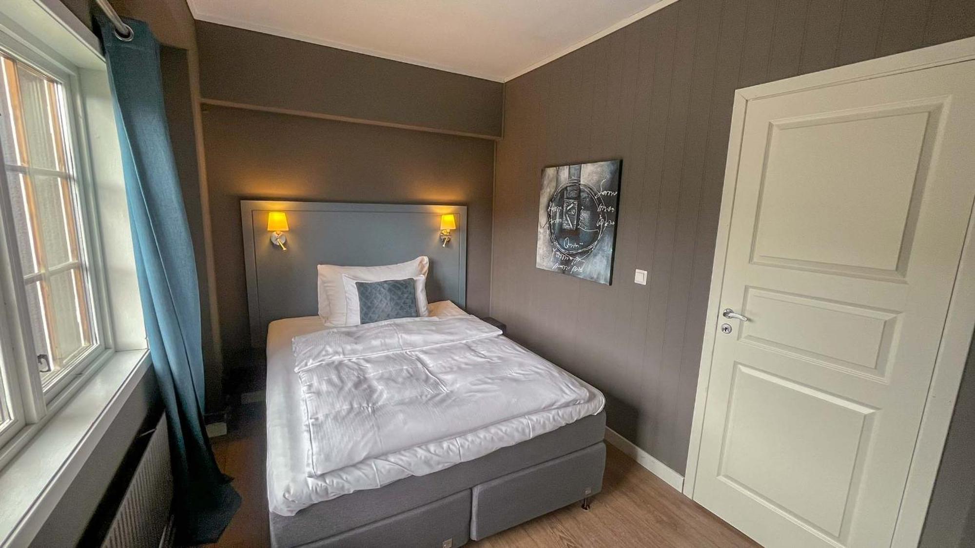 One-Bedroom Apartment with Balcony and Mountain View