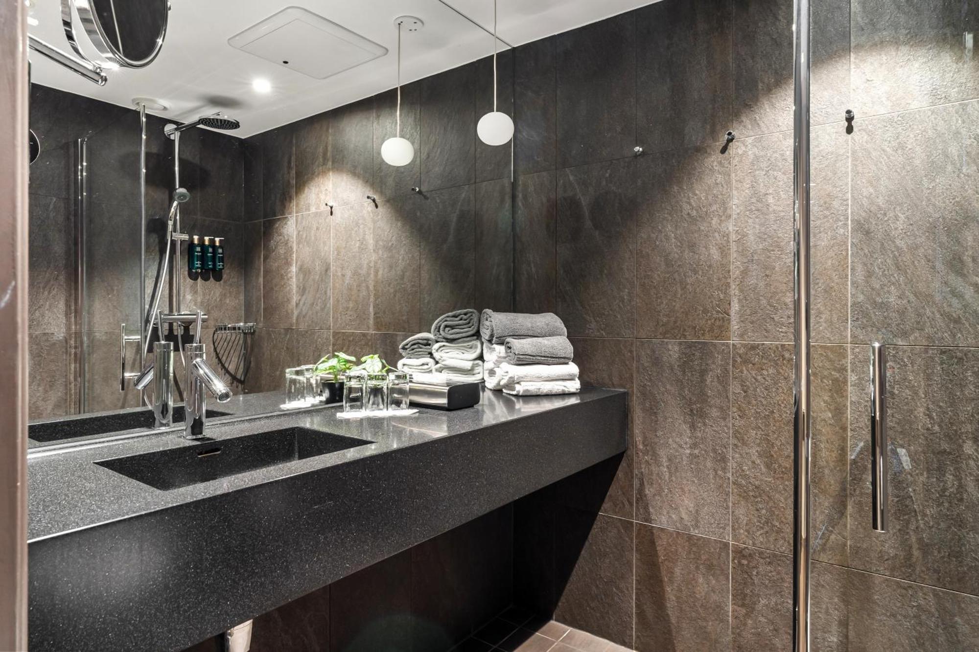 Family Room,1621407003:JPEG