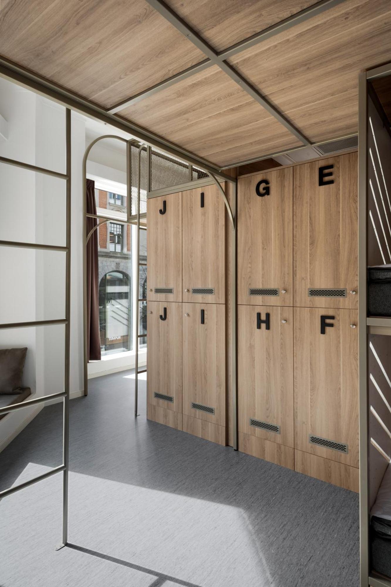 Single Bed 12-Bed Mixed Dormitory Room