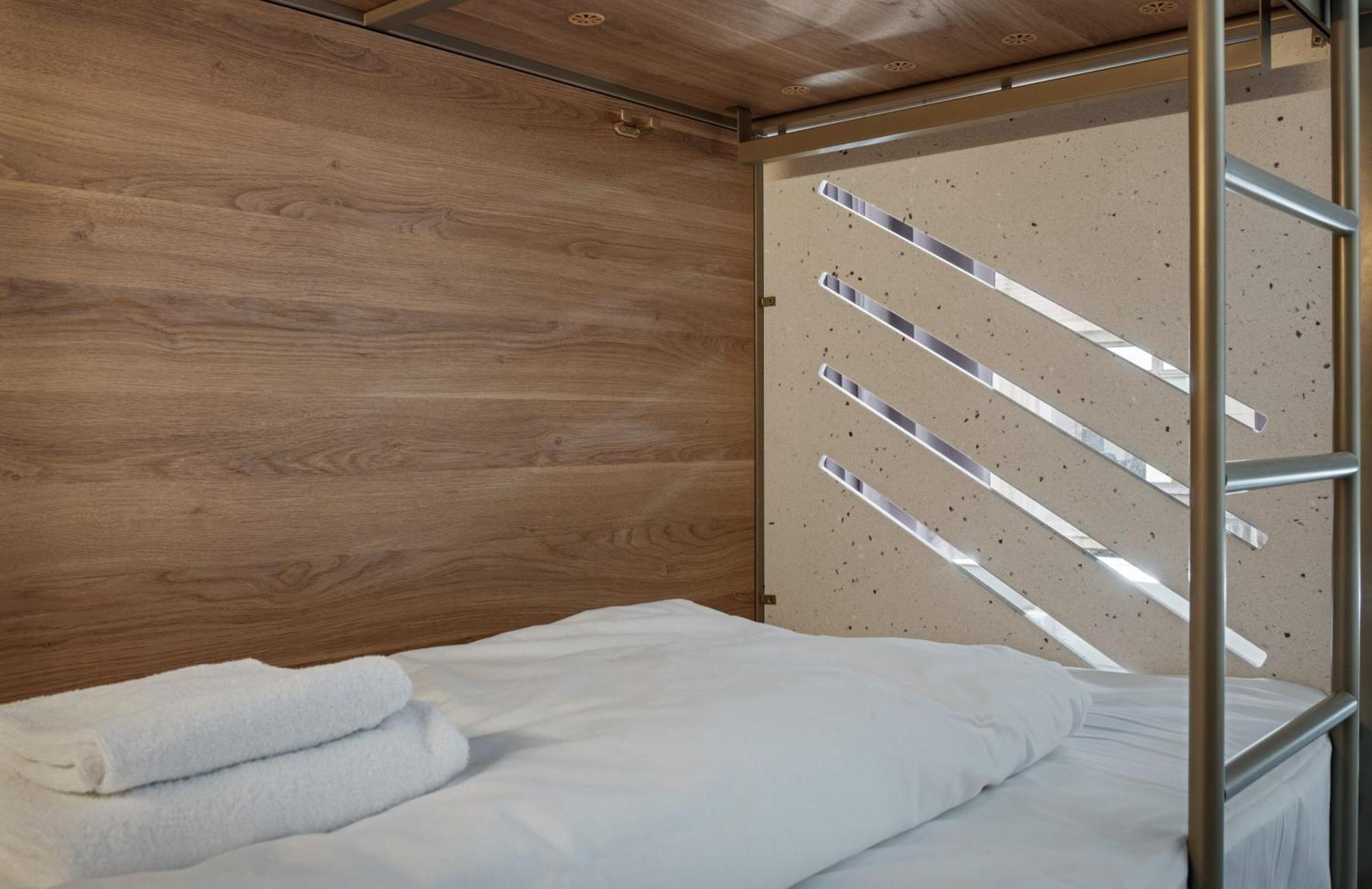 Single Bed 12-Bed Mixed Dormitory Room