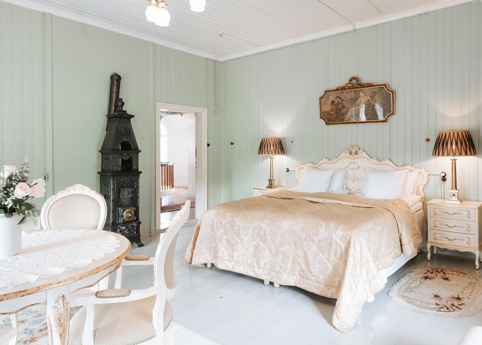 Queen Room with Shared Bathroom