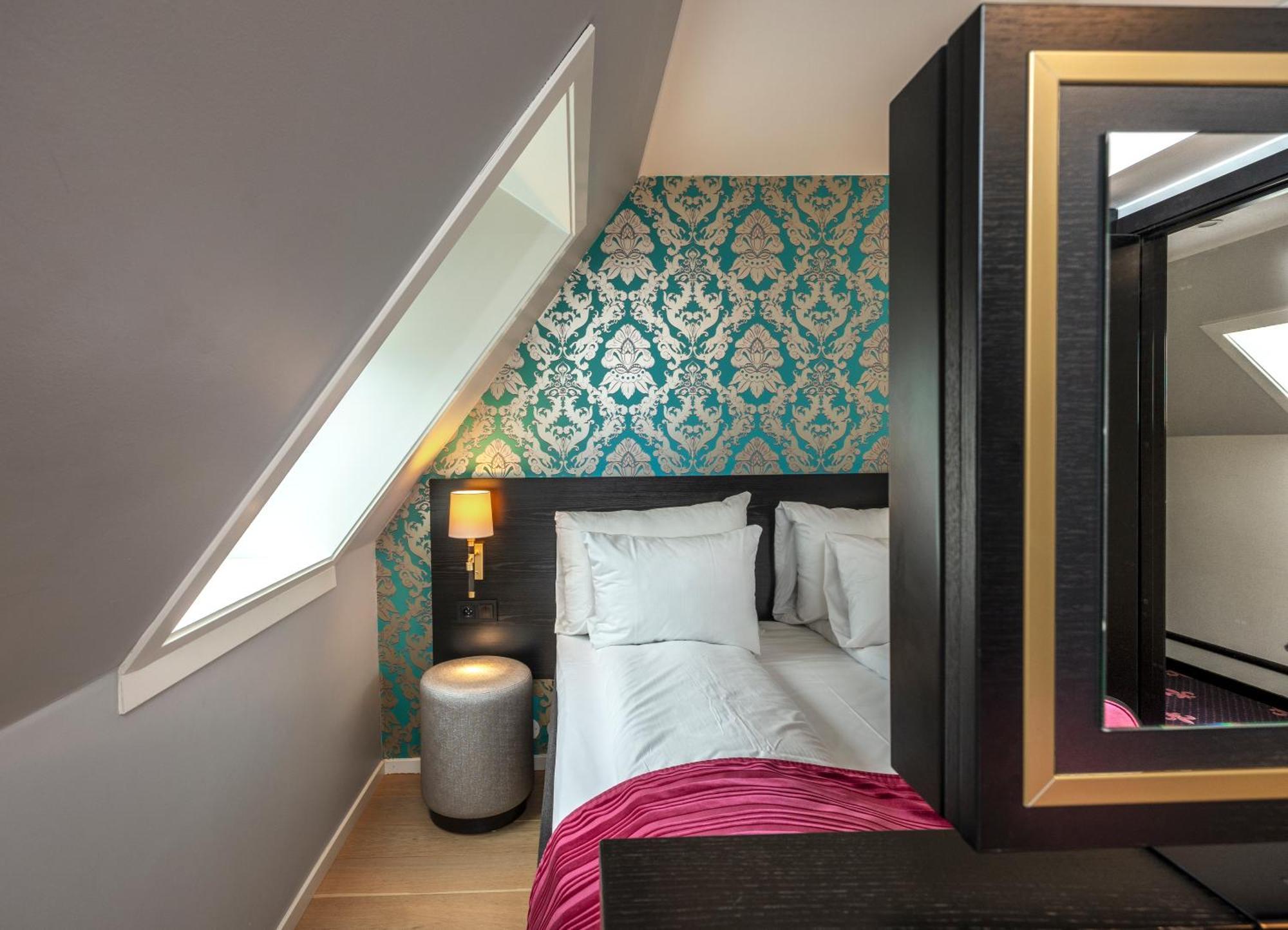 Small Double Room 9-11 mq suggested