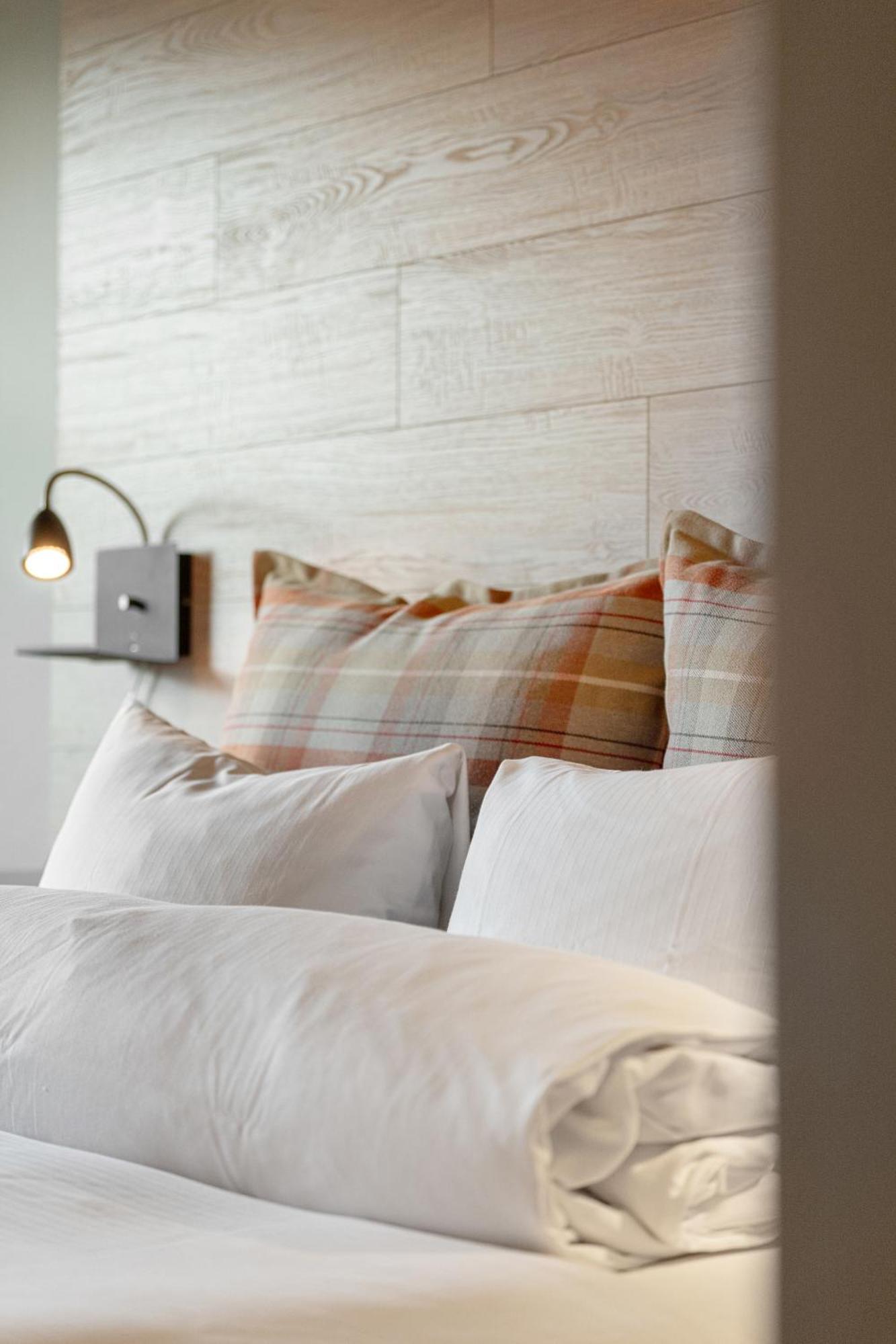 Twin Room,1722902007:JPEG