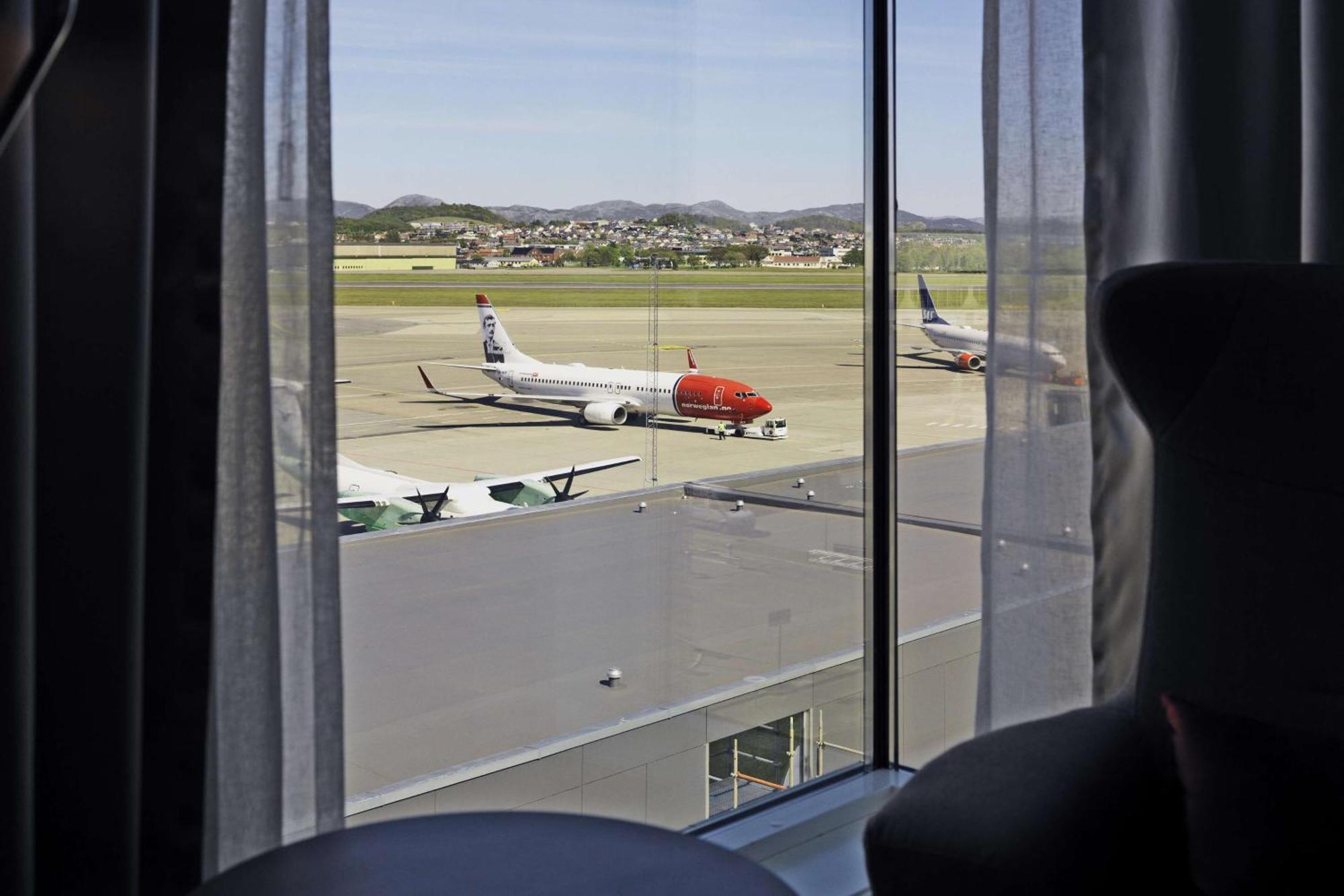 Superior King Room Airport View
