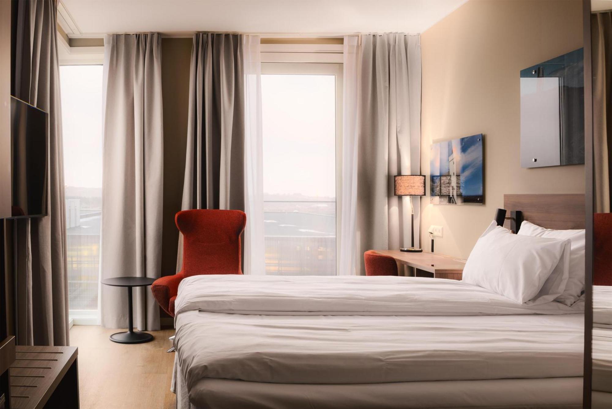Superior King Room Airport View