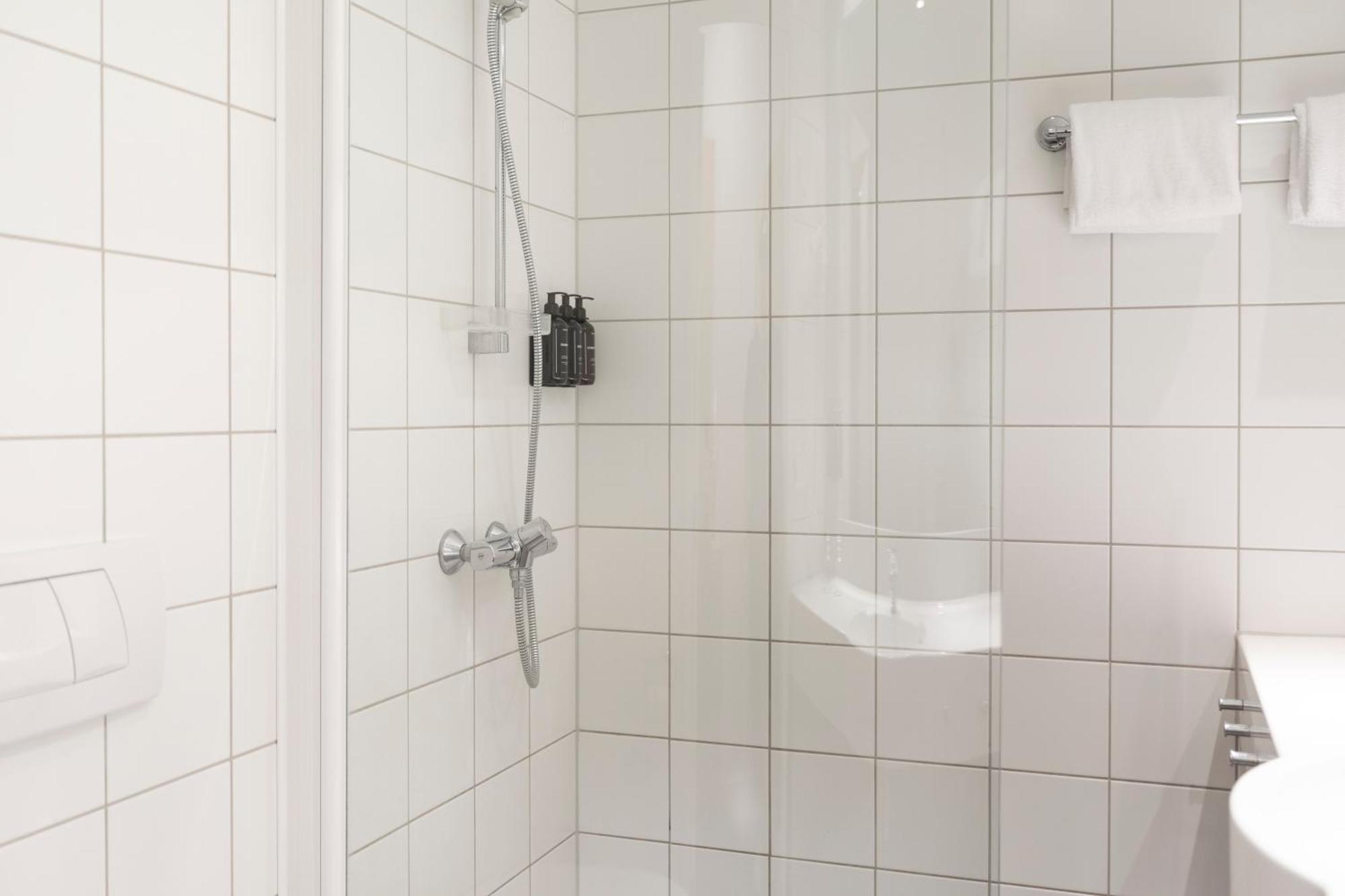 Standard Twin Room,1756424290:JPEG