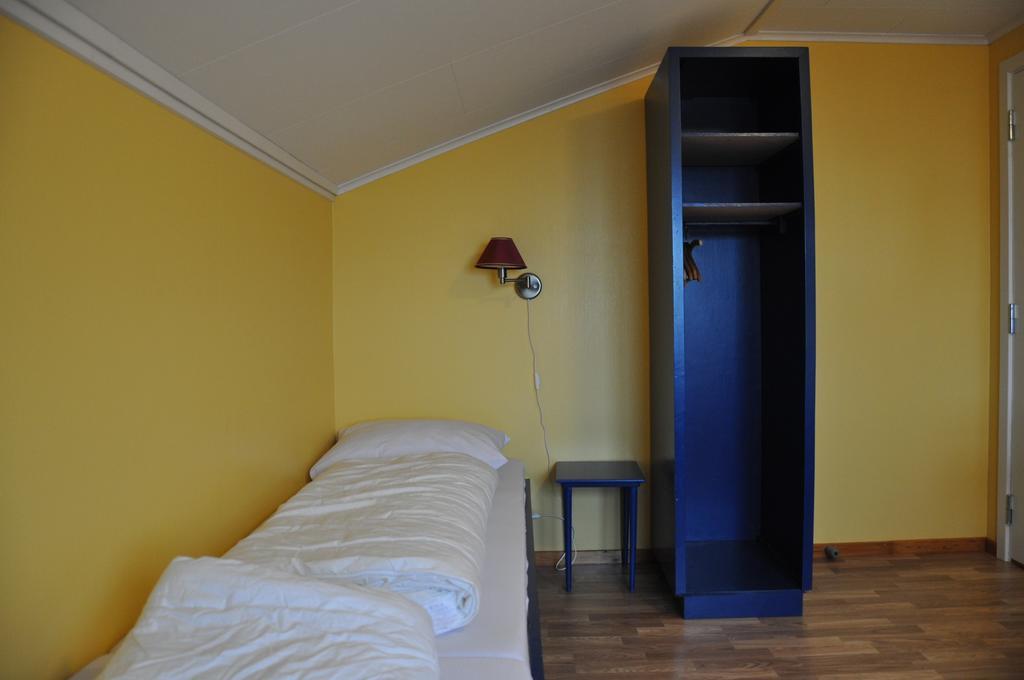Tweepersoonskamer met 2 Aparte Bedden en Gedeelde Badkamer