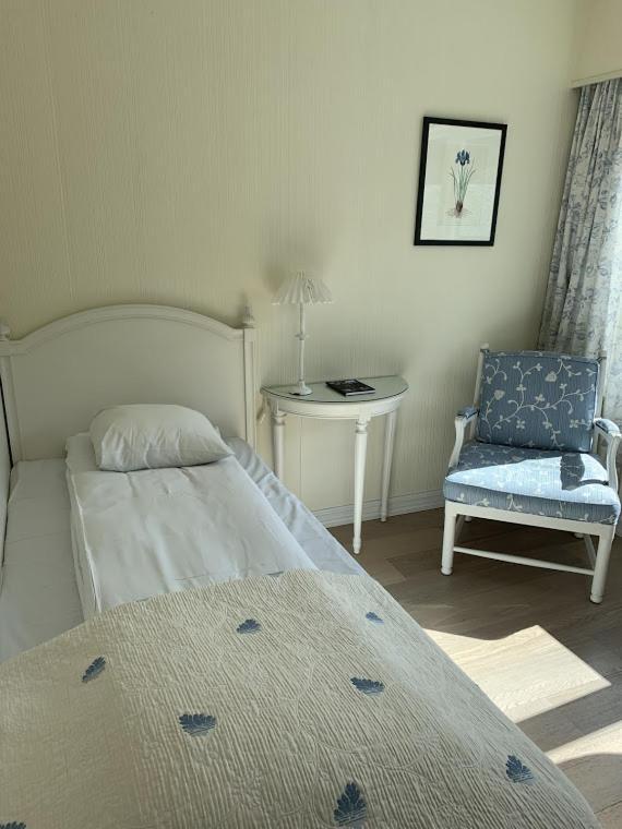 Single Room,998363919:JPEG