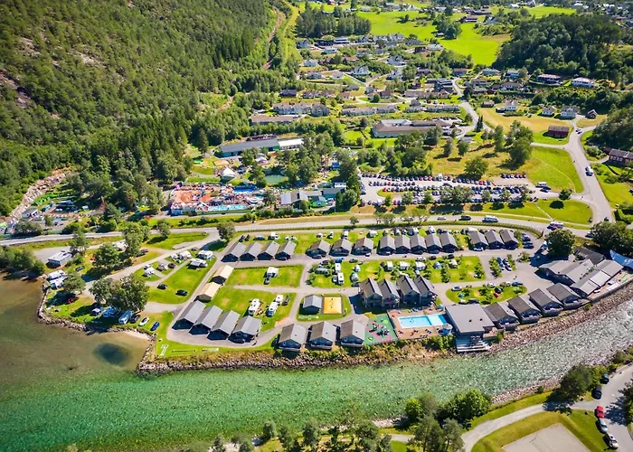 Mikkelparken Ferietun Hotel Kinsarvik