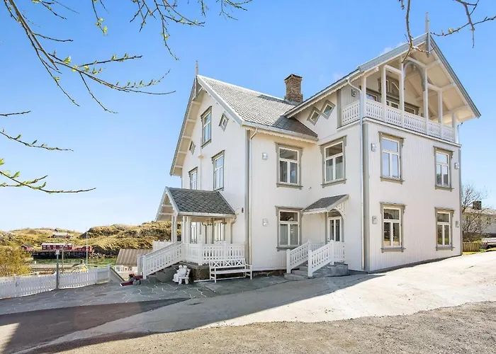 Sakrisoy Gjestegard - Manor House In Sakrisoy - Solbakken Anno 1880 Reine